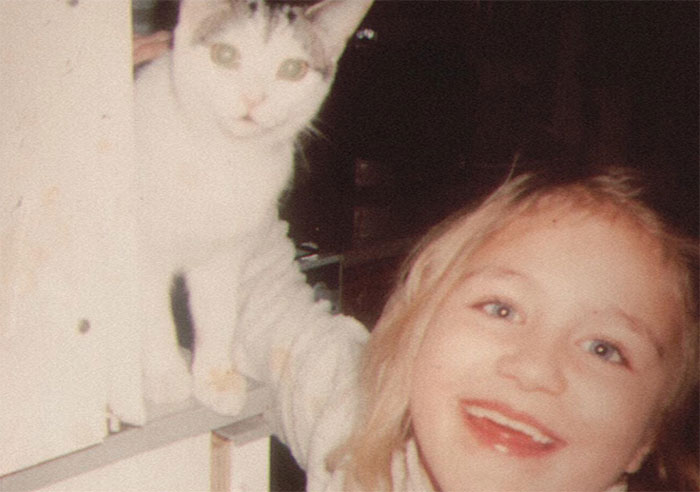 Woman Shares Pics Of Her And Her Cat In 1998 And 2018, And They Go Viral