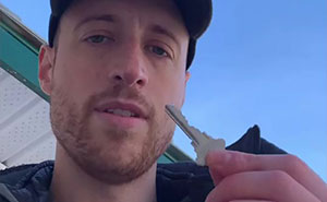 Este hombre dejó una llave bajo el felpudo para que los ladrones la encontraran y tuvieran la oportunidad de cambiar su vida