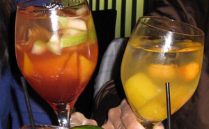 Este camarero le dio en secreto cócteles sin alcohol a una embarazada, y es criticado en internet