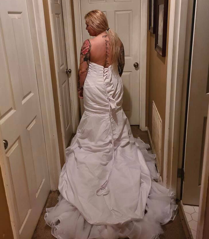 Bride Complains Her Wedding Dress Looks 'Nothing Like Order', Gets An Email Saying It's Inside Out