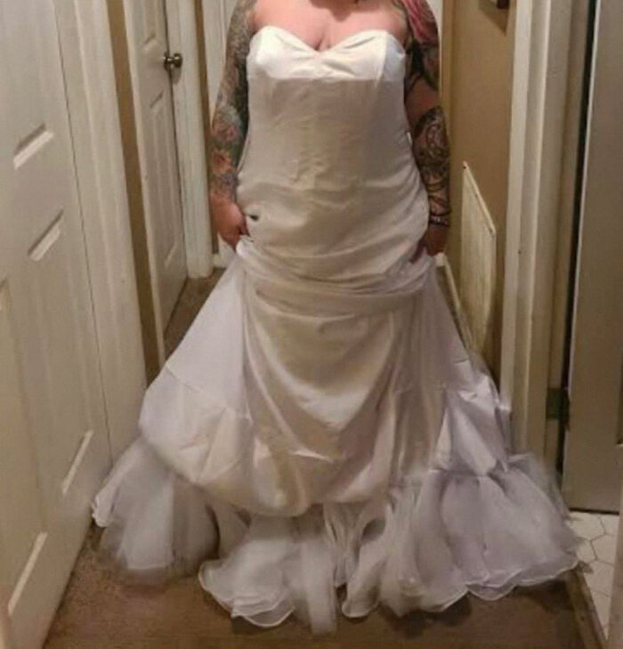 Bride Complains Her Wedding Dress Looks 'Nothing Like Order', Gets An Email Saying It's Inside Out