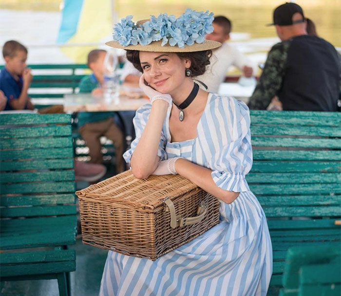 This Young Woman Dresses Like It’s The 19th Century Every Day (40 Pics)
