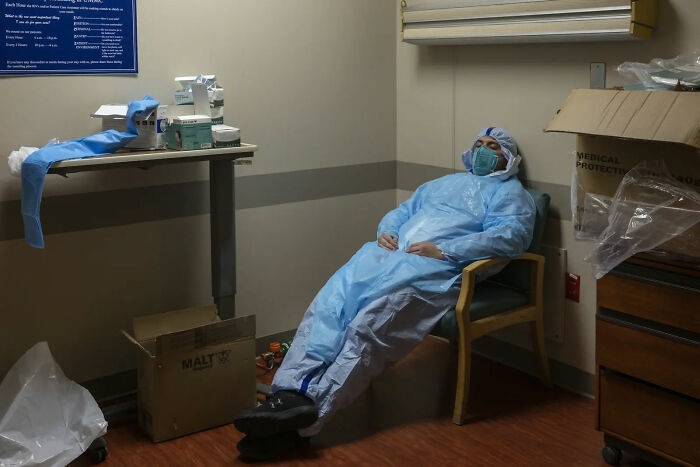 Gabriel Cervera Rodriguez, trabajador sanitario, cierra los ojos durante un breve descanso. 2 de Diciembre