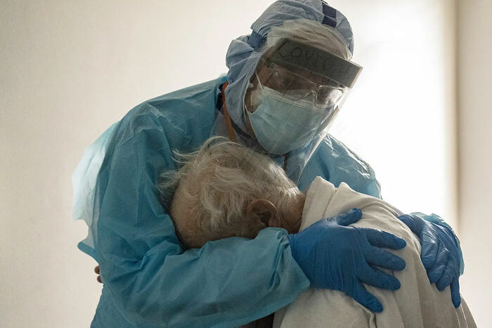 26 de Noviembre. Dr. Joseph Varon consolando a un paciente con coronavirus
