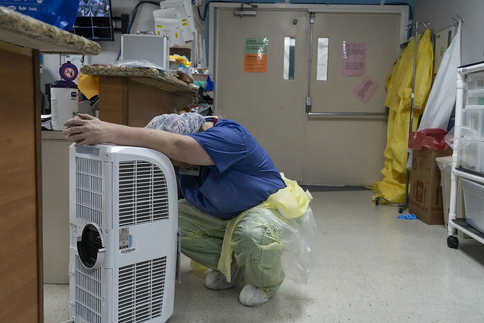 Trabajadora sanitaria descansando frente a un ventilador en la UCI para Covid-19, 30 de Junio