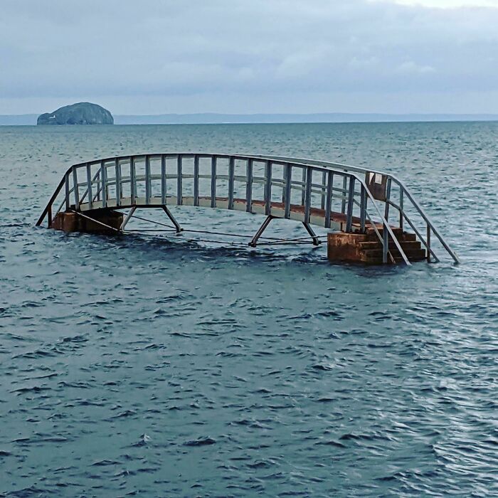 Este puente a ninguna parte. Cuando la marea está baja, permite a los bañistas cruzar un arroyo que atraviesa la playa