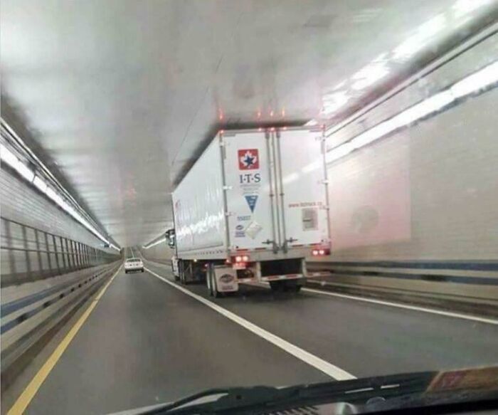 El camión en este túnel