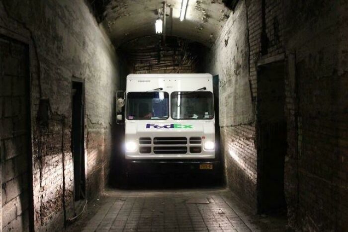 FedEx Truck Down An Alley In NYC