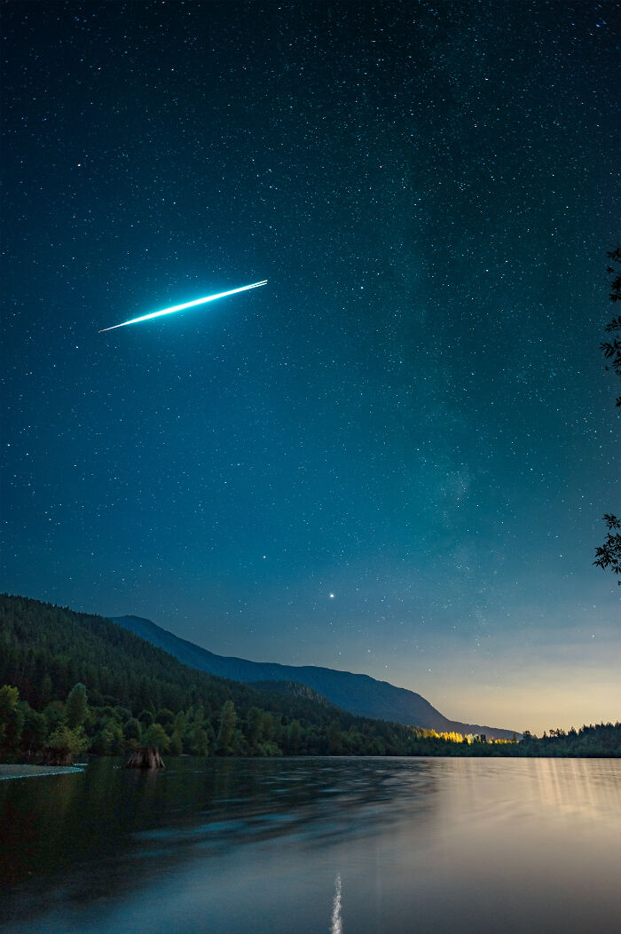 Caught This Incredible Exploding Meteor When I Went To Rattlesnake Lake In Washington, USA Last Weekend. Zoom In To See The Exact Moment It Explodes In Two