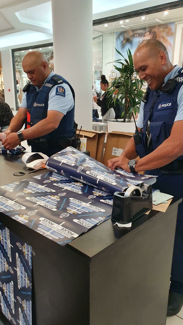 In New Zealand The Police Are Offering Free Gift Wrapping For Christmas This Year