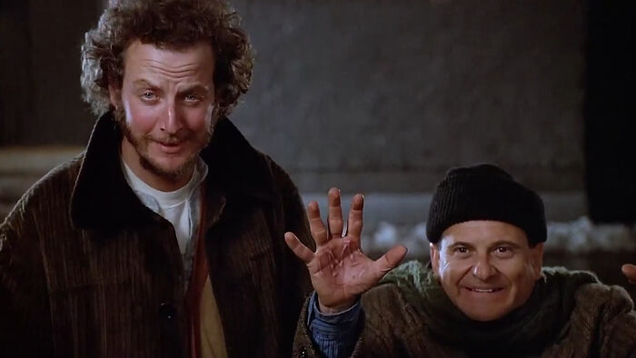 In Home Alone 2, Harry Still Has The Burn Mark On His Hand From The First Movie