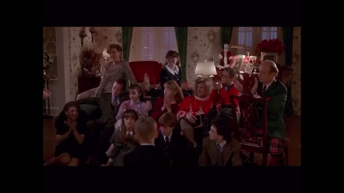 In Home Alone 2: Lost In New York After Buzz's Apology, You Can See People Not Even Smiling And Clapping Cause They Know What A Phoney Buzz Is