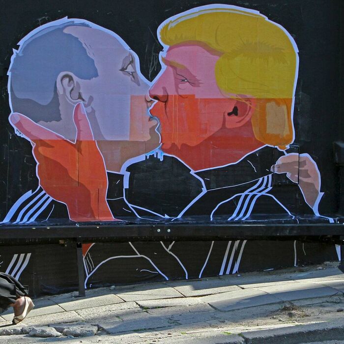 Mural en un restaurante de Lituania, Trump besando a Putin