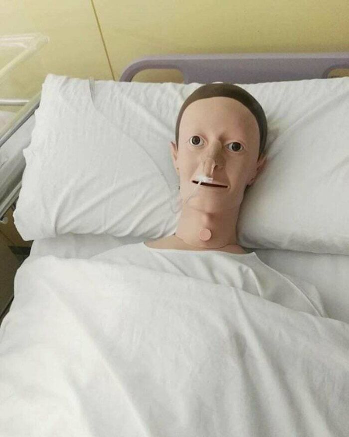 Mark Zuckerberg enfermo en la cama