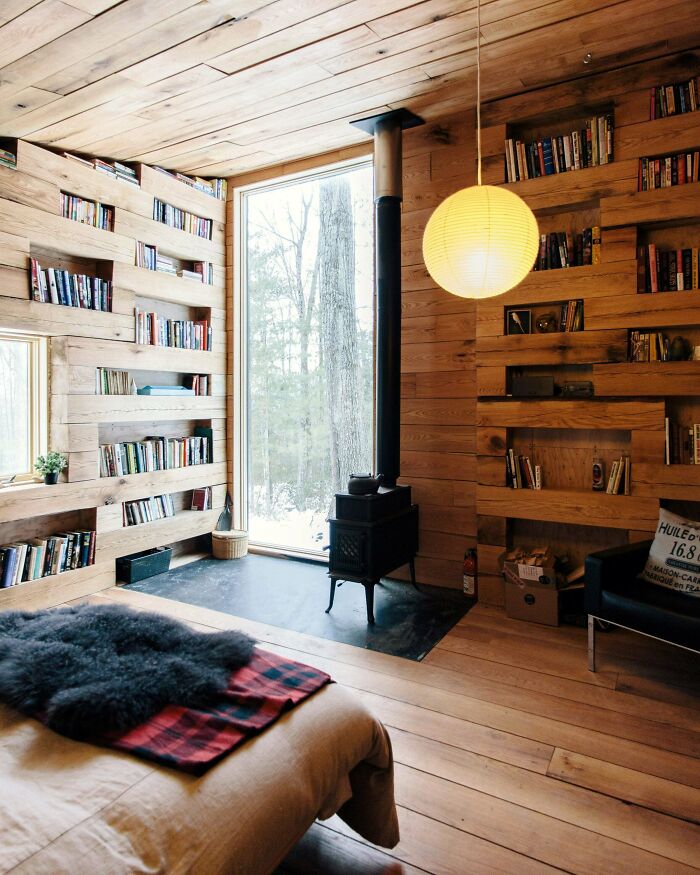 Biblioteca en una cabaña del bosque en el estado de Nueva York