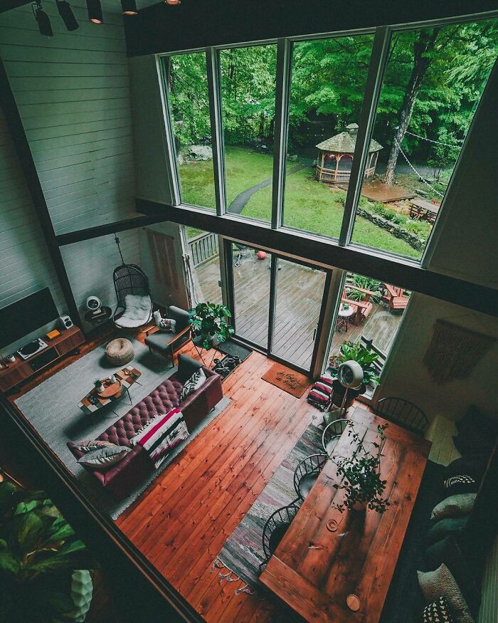 Sala de estar tipo loft con ventanales en Tannersville, Nueva york