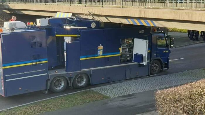 Swedish Custom Service Crashes Their Portable X-Ray