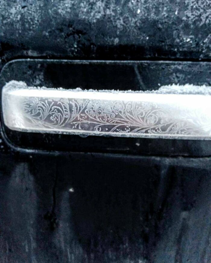Manija de la puerta de una camioneta en una mañana helada