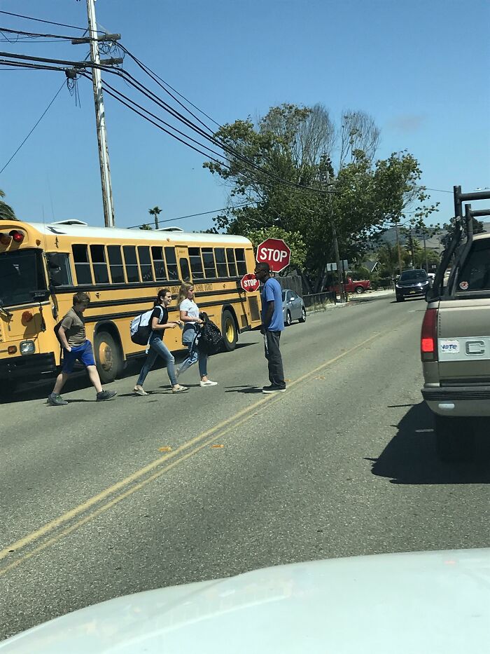 This Bus Driver Got Out Of The Bus And Put Himself In The Way So The Kids Wouldn’t Get Injured By A Careless Driver