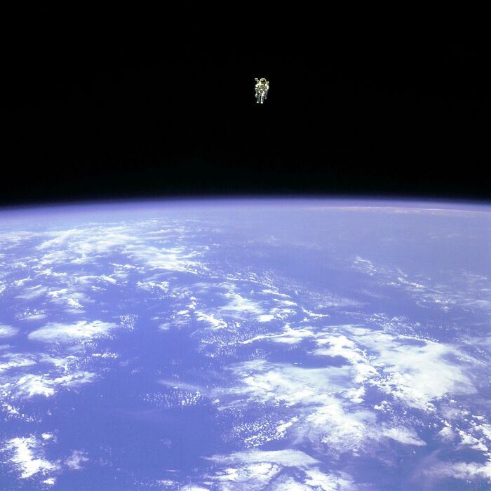 El astronauta Bruce McCandless se aleja de la seguridad del transbordador espacial