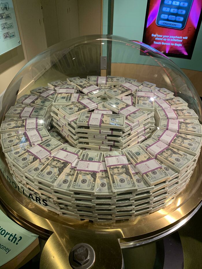 This Case With 1 Million Dollars In $20 Bills At The Chicago Fed Money Museum