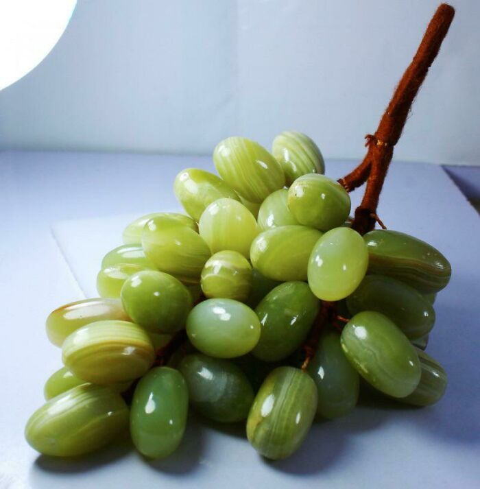 Uvas talladas en gemas de ónice verde