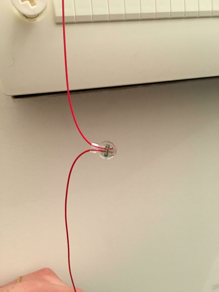La forma en que el "electricista" reparó su propio error en mi casa sin avisarme (enlace de entrada de fibra óptica). "No lo deberían notar"