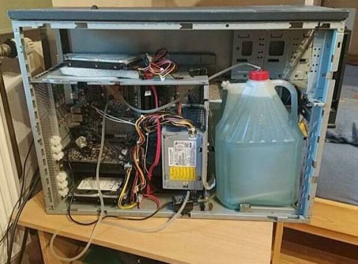 Este PC "refrigerado por agua" que encontré a la venta en Internet
