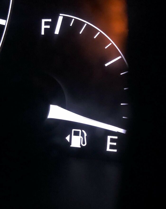 Una pequeña flecha junto al ícono de gas en el tablero de un automóvil