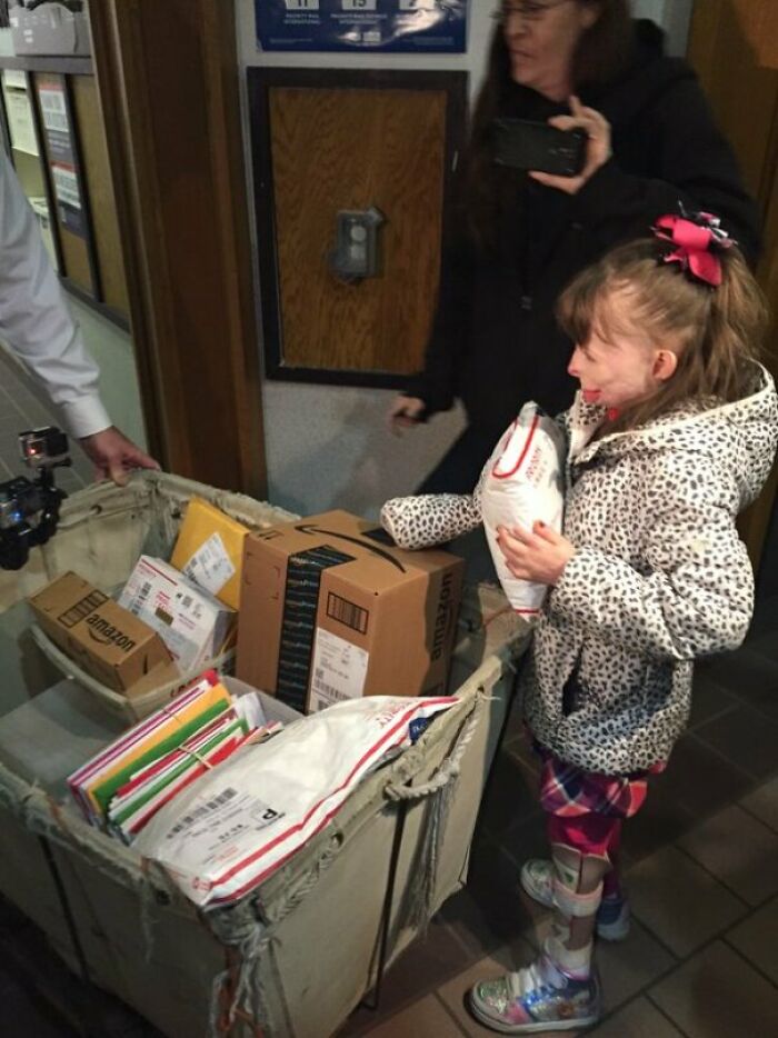 Little Girl Who Survived A Fatal Fire Who Just Wanted Christmas Cards Gets Her Wish Fulfilled By Reddit Community