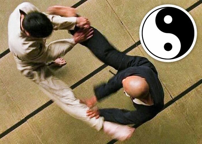 In The Matrix (1999) The Way Neo And Morpheus Attack Each Other With The Same Move, Their Clothes And Head/Hair Forms The Ying-Yang Symbol