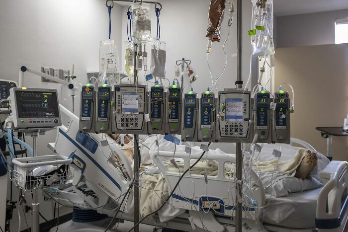 Máquinas de electrocardiogramas en la cama de un paciente con Covid-19, 7 de Diciembre