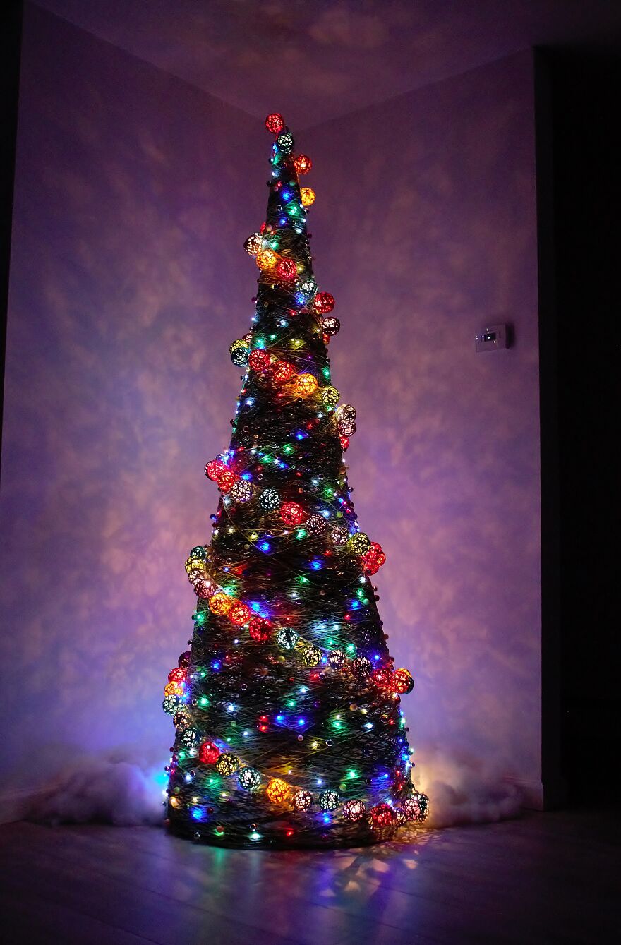 Here Are 19 Pics Of Our Unconventional-Looking Christmas Tree Made From 2 Gallons Of Glue, 15 Pounds Of Corn Starch, And Yarn