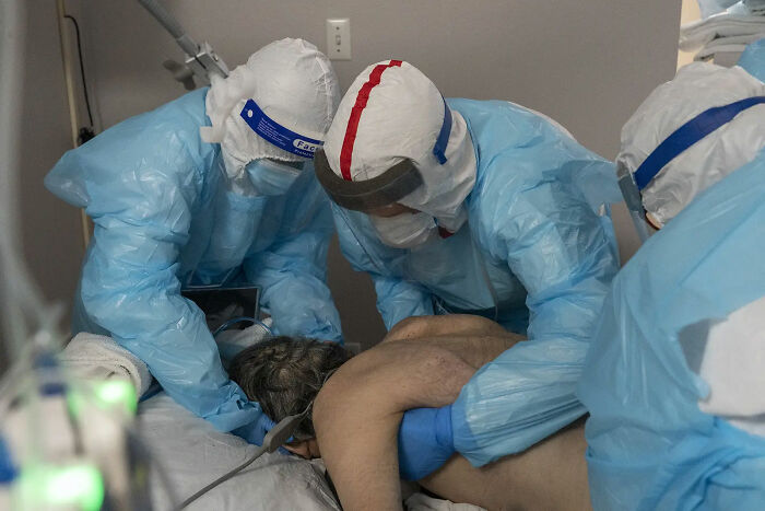 El doctor Jacques Bistre Varon dando la vuelta a un paciente de Covid para que esté boca abajo