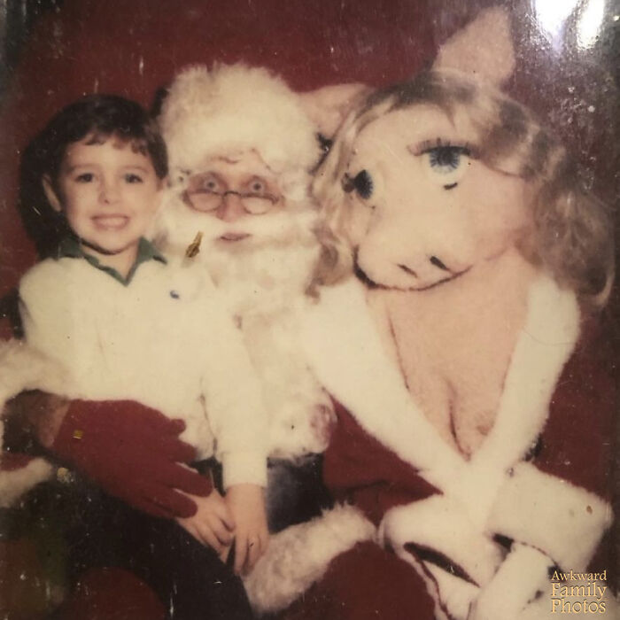 Yo a los 4 años con un Papá Noel terrorífico y la cerdita Peggy que necesita abrigarse