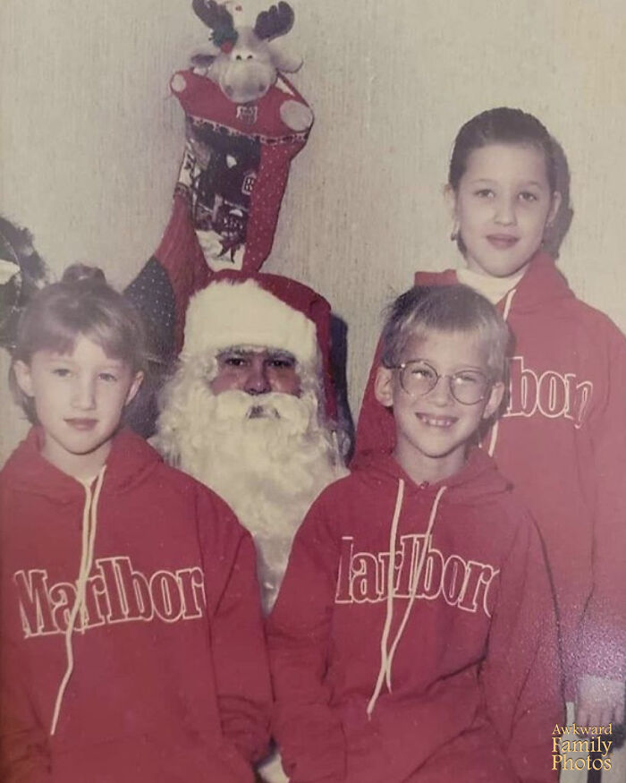 Mediados de los 90. El vecino trabajaba en Marlboro y como las sudaderas eran rojas, nos las pusimos en Navidad