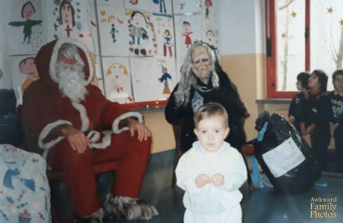Italia 1996, con Papá Noel y una Befana terrorífica (es una anciana amable que trae regalos en el día de la Epifanía)