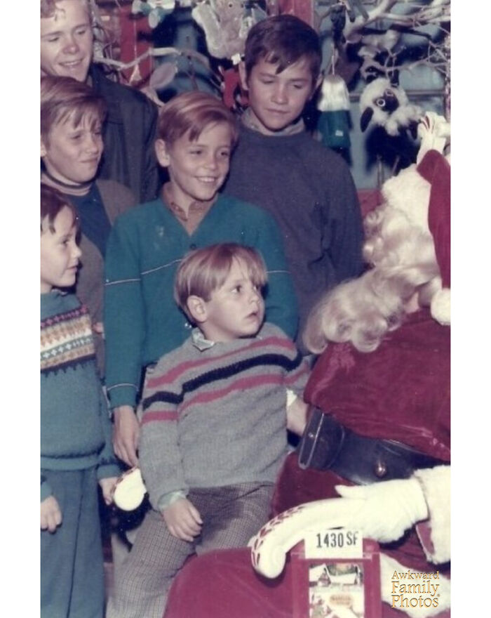 Mi padre y tíos visitando a Papá Noel. Mi tío Tex se puso nervioso