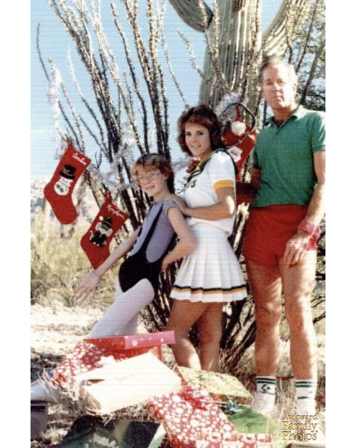 La infame foto navideña de 1984. Mi padre con pantalones muy cortos y calcetines subidos, mi hermana de animadora y yo con mano de jazz