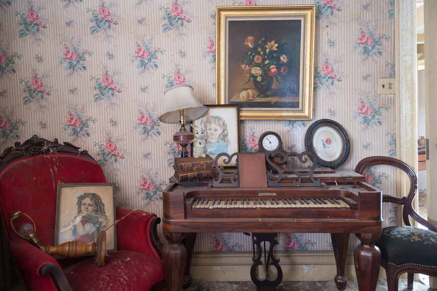 I Found An Abandoned 19-Century Cottage That Belonged To An Enigmatic Clockmaker And Collector Of Curios (27 Pics)
