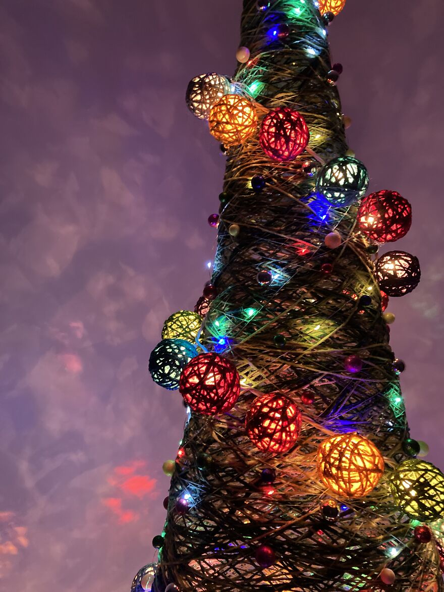 Here Are 19 Pics Of Our Unconventional-Looking Christmas Tree Made From 2 Gallons Of Glue, 15 Pounds Of Corn Starch, And Yarn