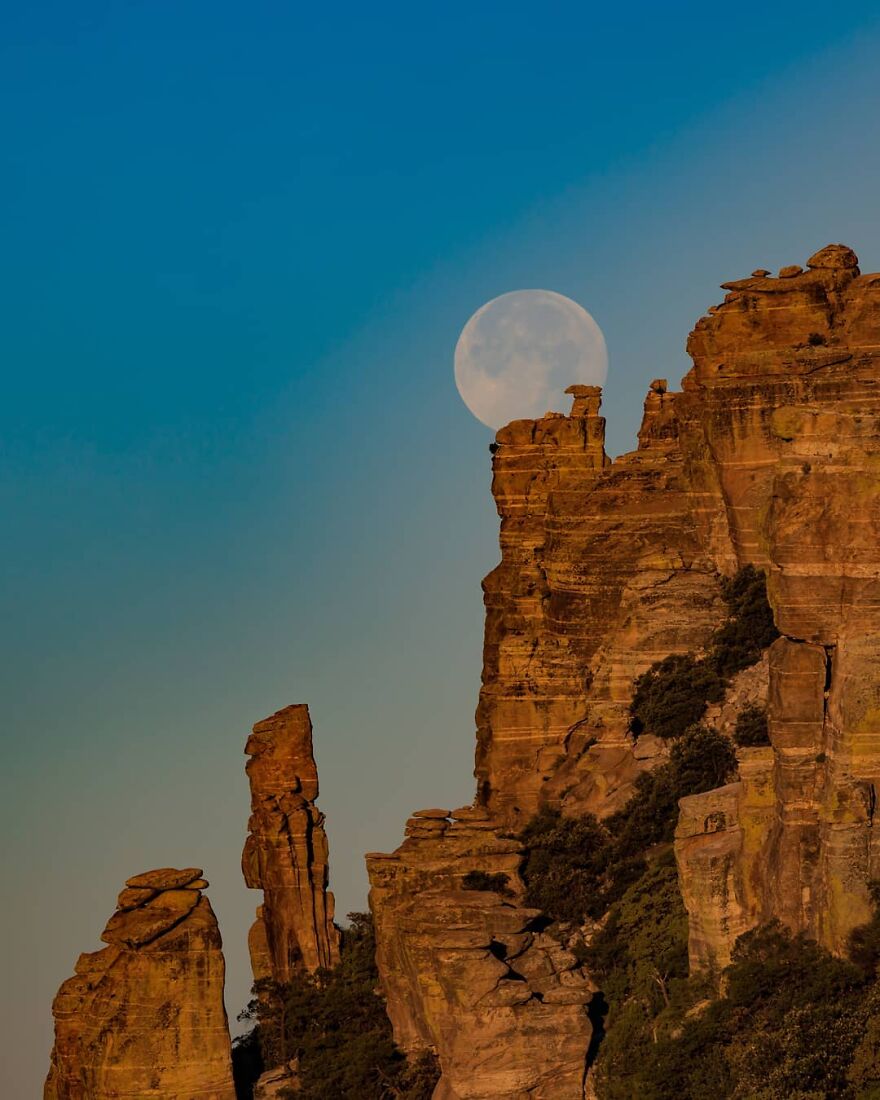Meet Zach Cooley, The Photographer Who Calls Himself A "Moon Chaser" (50 Pics)