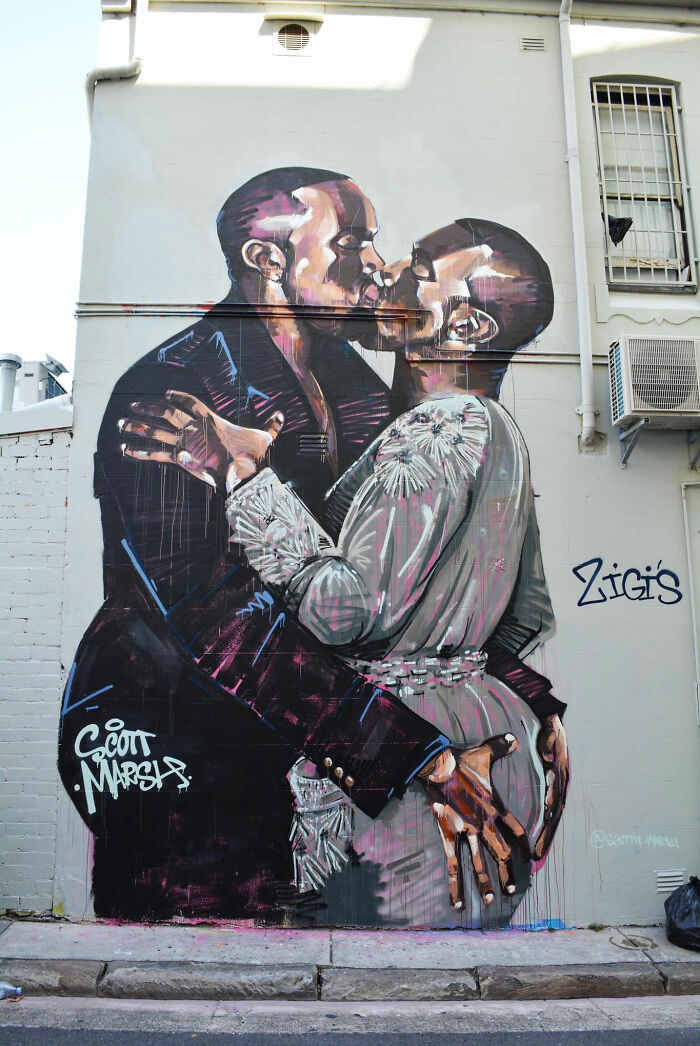 Grafitti enorme de Kanye besándose a sí mismo