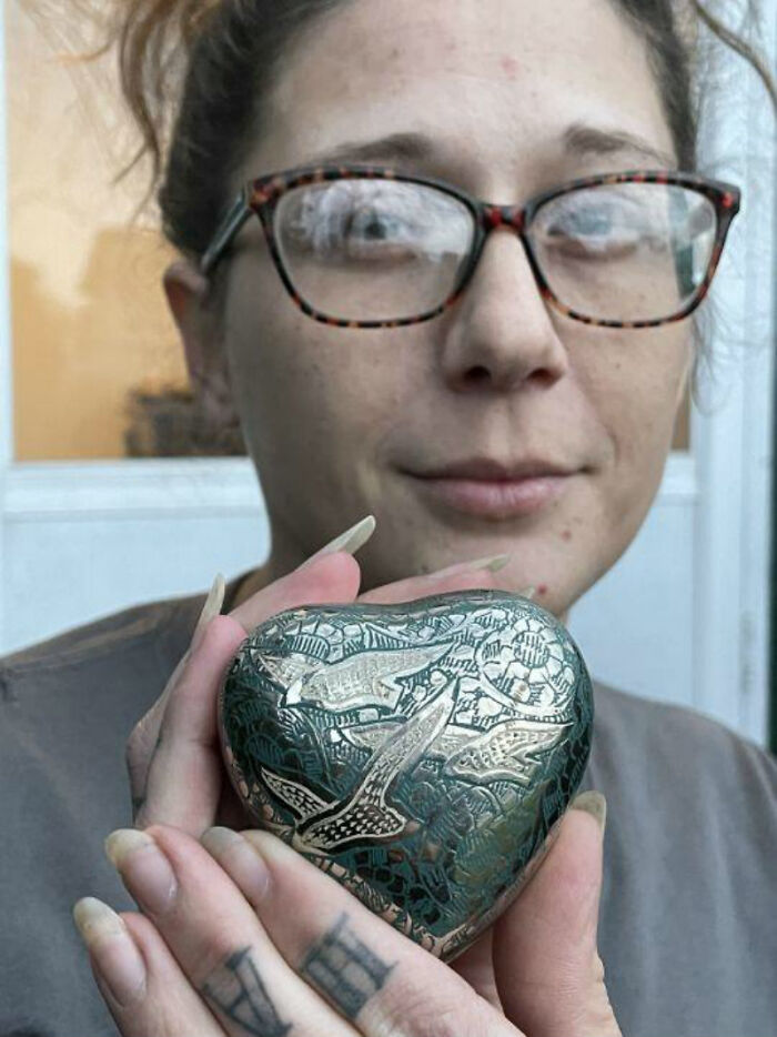 Woman Realizes The $1 "Paperweight" She Bought Is Actually An Urn With Someone's Ashes, Finds The Owners