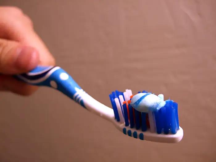 Probablemente estés usando demasiada pasta de dientes