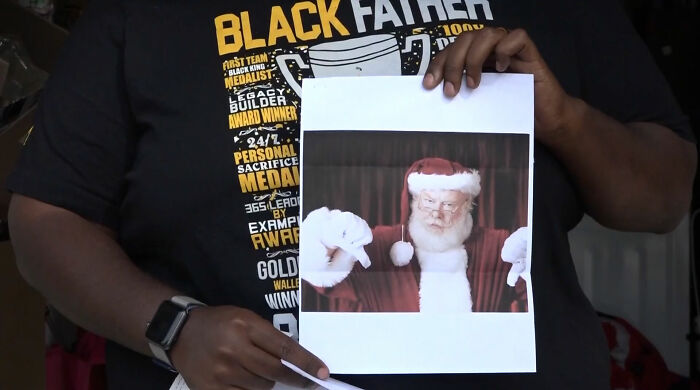 Este hombre decidió decorar su jardín con un Papá Noel negro, y recibió una carta de un vecino racista
