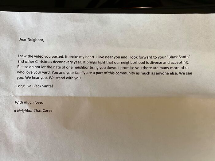 Este hombre decidió decorar su jardín con un Papá Noel negro, y recibió una carta de un vecino racista