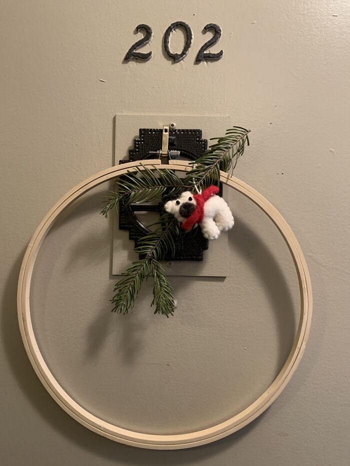 The Wreath That Says “I Almost Couldn’t Be Bothered”