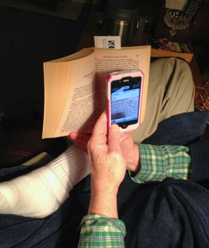 Pregunté a mi padre por qué leía a través de la cámara de su teléfono. Respondió que lo quería ver como si tuviera un ebook Kindle