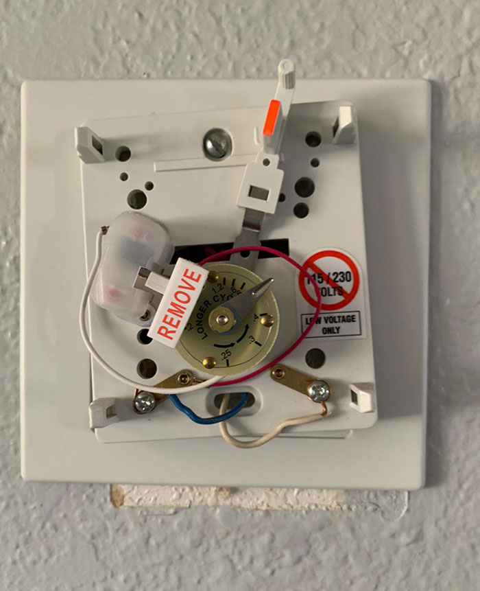 El termostato apenas había funcionado en todo el invierno, un amigo me sugirió que lo abriera y buscara un interruptor